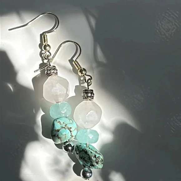 🩷🩵 ✨Handmade rose quartz + dyed howlite + blue quartzite dangle earrings… - Picture 5 of 7
